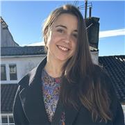 Profesora de apoyo escolar en química para alumnos de ESO